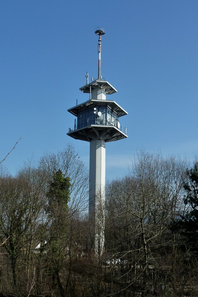 Freiburg im Breisgau, der Fernmeldeturm im Westteil der Stadt, 1969 erbaut, 84m hoch, Mrz 2012