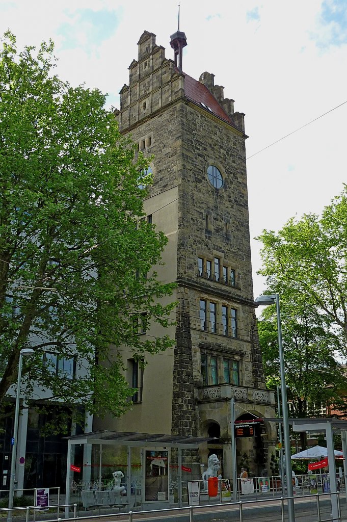 Freiburg im Breisgau, der Keplerturm von 1907, Teil des Kepler-Gymnasiums, ursprnglich 50m hoch, wurde wegen Einsturzgefahr 1928 auf 30m zurck gebaut, die Schule wurde in den 1990er Jahren abgerissen, bei der Neubebauung blieb der Turm stehen, Mai 2011