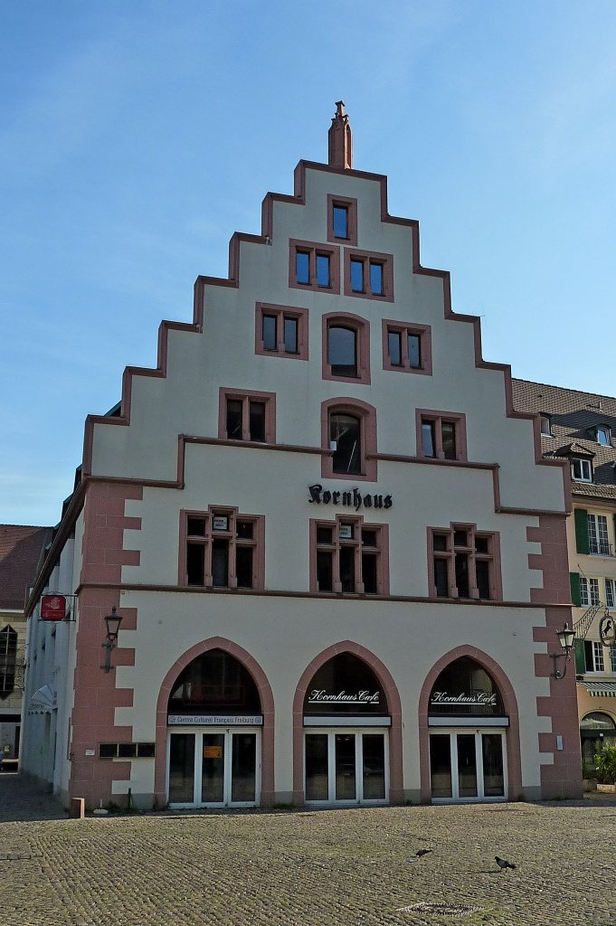 Freiburg im Breisgau, das Kornhaus auf dem Mnsterplatz, der Bau geht zurck auf 1498, verschiedene Nutzungen als Tanz-und Festhaus, Schlachthaus und Kornkammer, nach Kriegszerstrung 1945 in historischer Form 1970 aufgebaut, Sept.2011