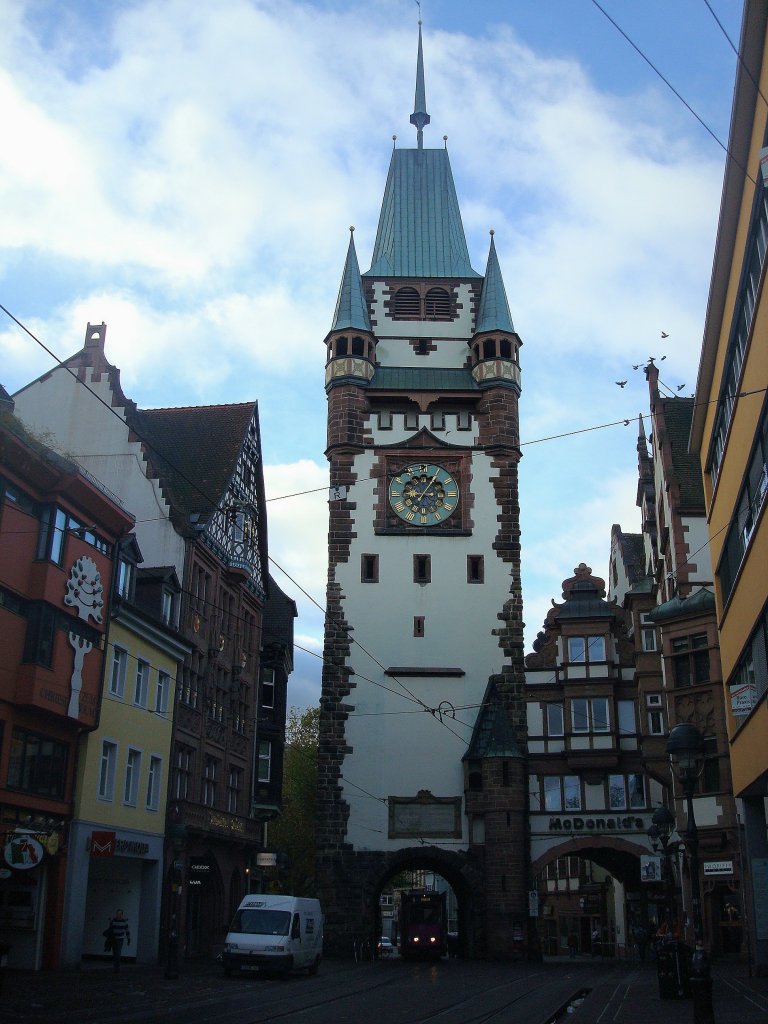 Freiburg im Breisgau, das Martinstor, 1238 erstmals erwhnt, gehrte mit drei anderen Stadttoren zur ersten Stadtbefestigung aus dem 13.Jahrhundert, 1901 ums dreifache aufgestockt auf 60m, mit einem Dachaufbau im Stile des 15.Jahrhunderts, Okt.2010