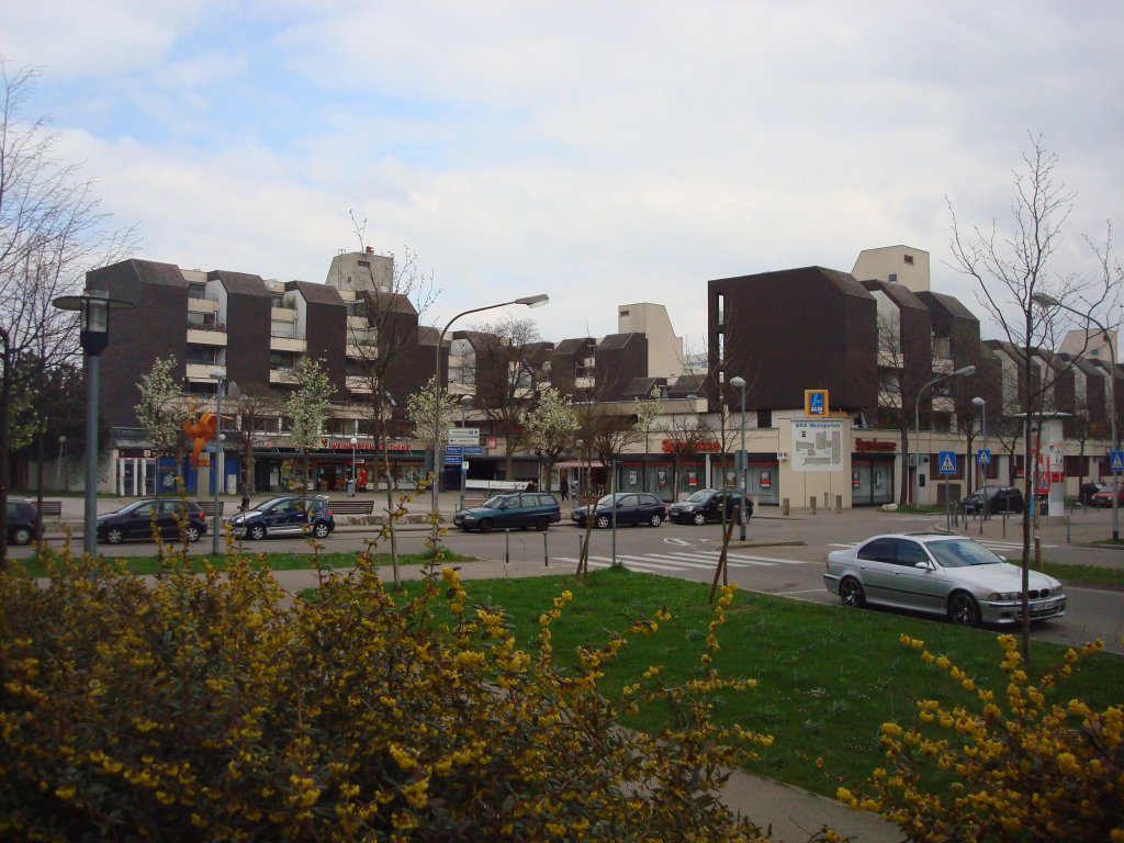 Freiburg im Breisgau,
das EKZ aus den 1960er Jahren, ein Einkaufszentrum mit vielen Einzelgeschften
im Stadtteil Weingarten,
April 2010 