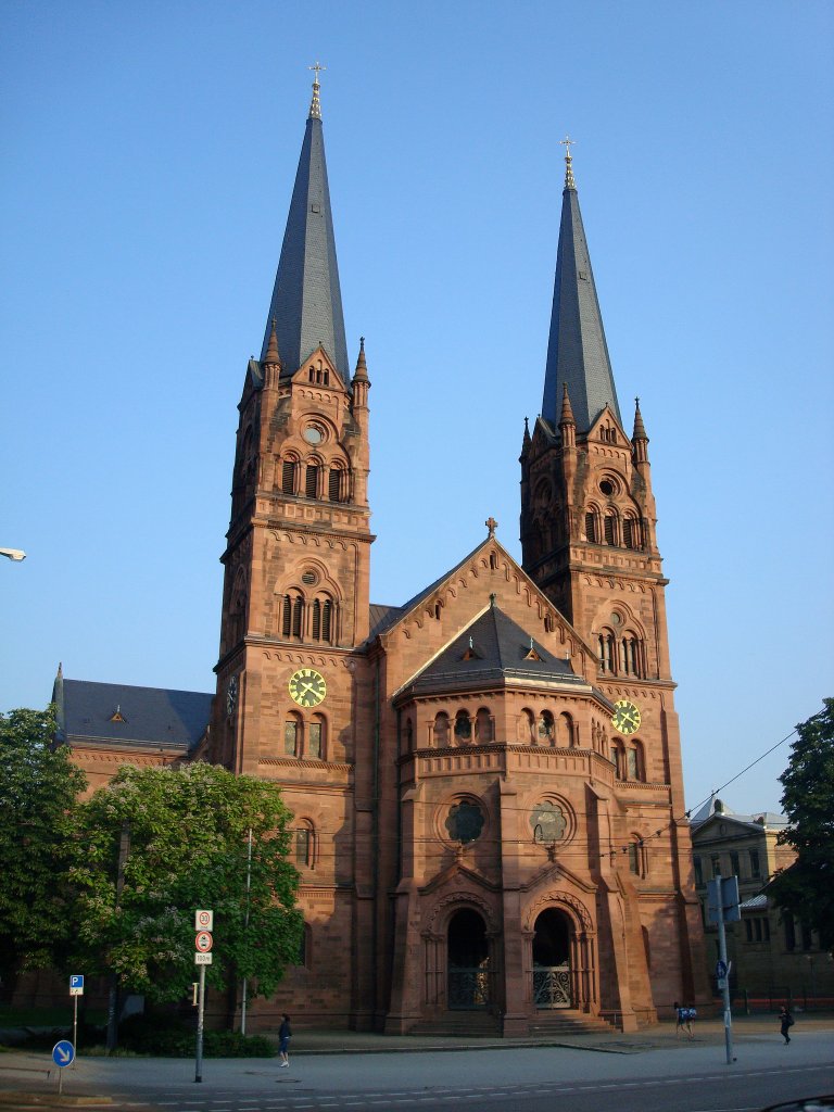 Freiburg im Breisgau,
die katholische Johanneskirche mit zwei markanten 60m hohen Trmen,
1899 mit rotem Sandstein im Stil der Neoromanik erbaut, 2008-09 aufwendig renoviert, Besonderheit ist der im Westen angeordnete Altar,
Juni 2010
