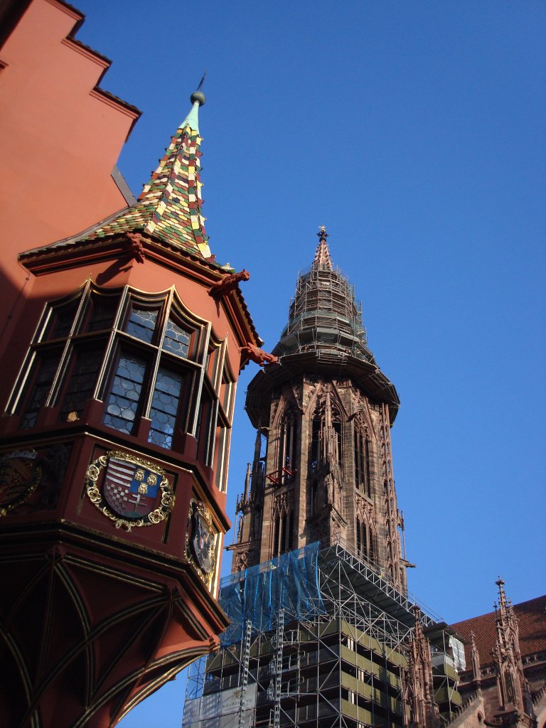 Freiburg im Breisgau,
Erker des historischen Kaufhauses und der Mnsterturm,
leider eingerstet,
April 2010