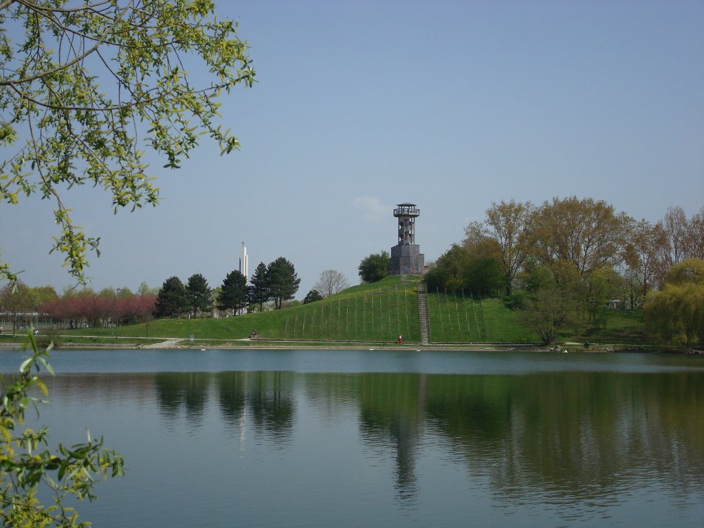Freiburg im Breisgau,
Seepark mit Seeparkturm, 15m hoch in Holzbauweise,
1986 zur Landesgartenschau erffnet,
April 2010