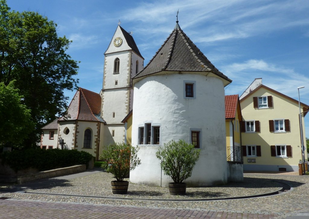 Freiburg-Munzingen, der Rundturm  Gigili  ist der Rest eines ehemaligen Wasserschloes, da im 30-jhrigen Krieg zerstrt wurde, Mai 2012