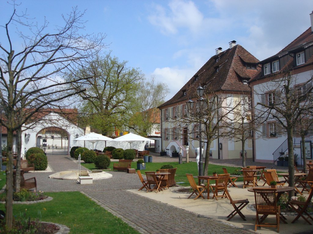 Freiburg-Munzingen,
Hotel Schlo Reinach, mit drei Restaurants und 
bewirtschaftetem Innenhof,
April 2010