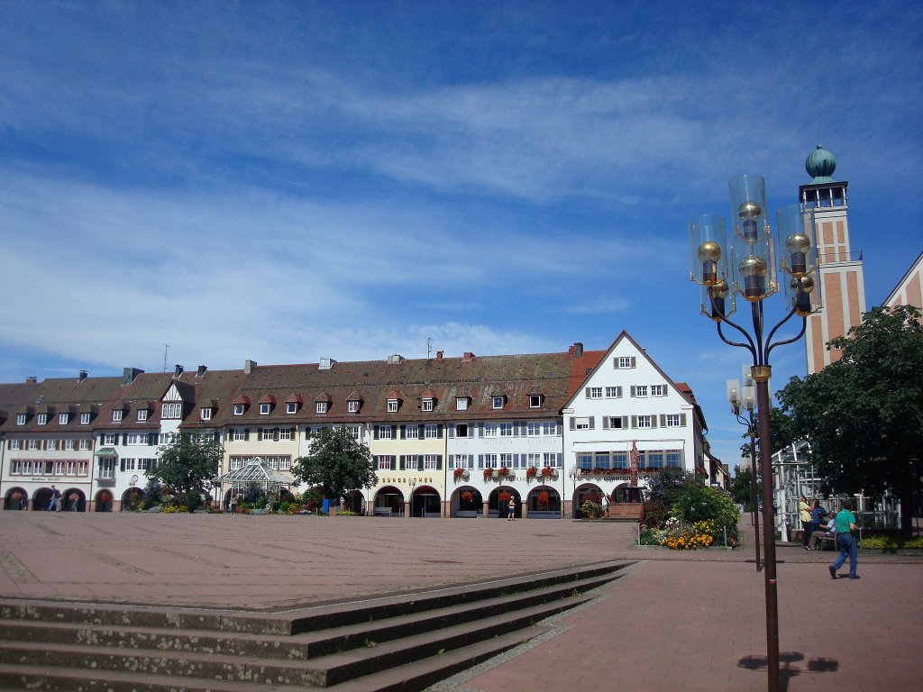 Freudenstadt im Schwarzwald, 
typisch fr den grten deutschen Marktplatz sind die Arkadengnge fast um den gesamten Platz, rechts der Rathausturm,