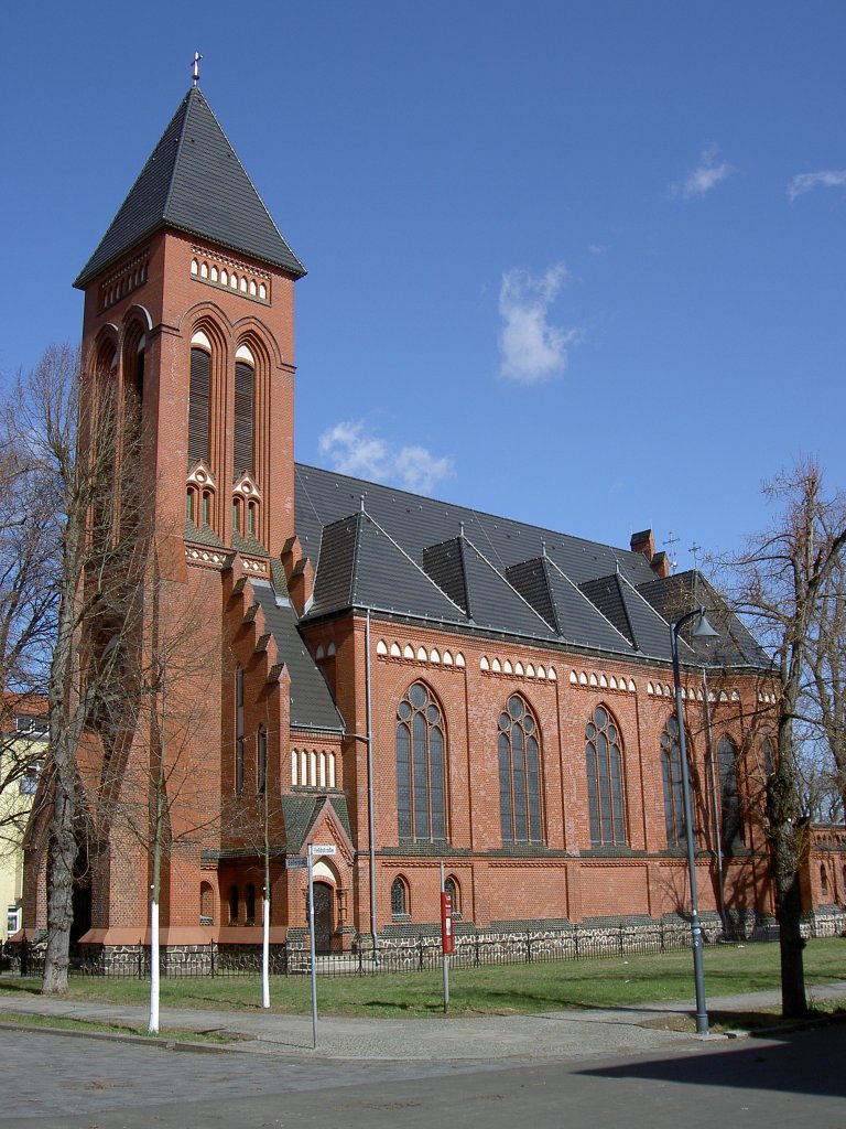 Frstenwalde/Spree, Kath. St. Johannes Kirche, neugotischer Backsteinbau, erbaut
1906 (01.04.2012)