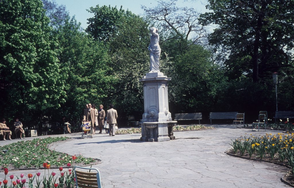 Frhling in Wien - am 1. Mai 1976: Stadtpark, Donauweibchenbrunnen (Hans Gasser 1858, 1865 im Stadtpark aufgestellt).
