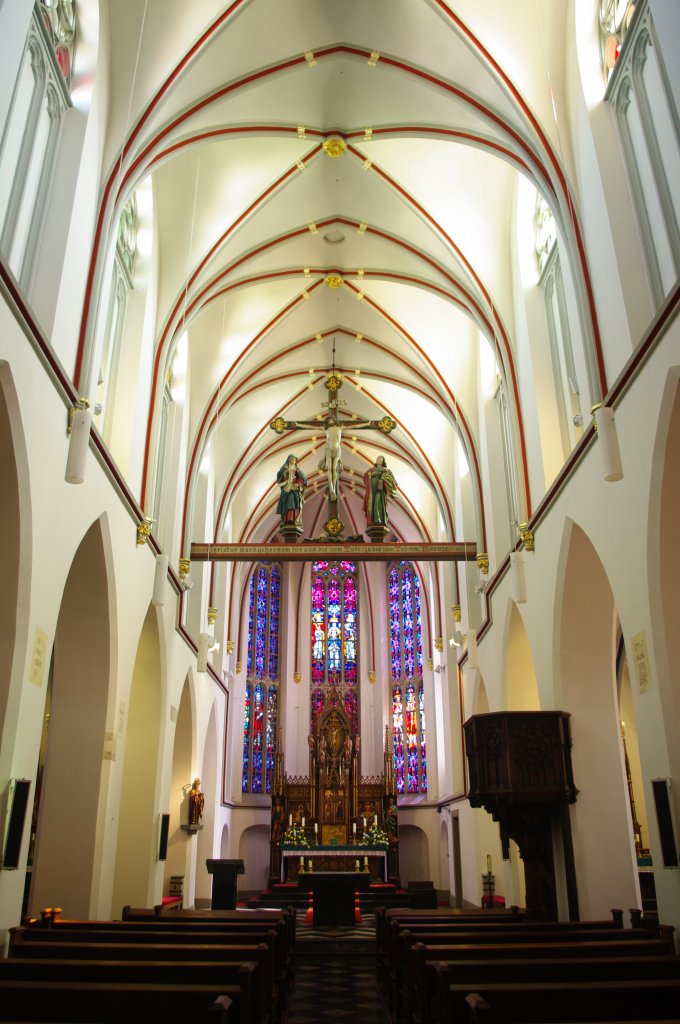 Gangelt, St. Nikolaus Kirche, Langschiff und Hauptaltar (04.08.2011)