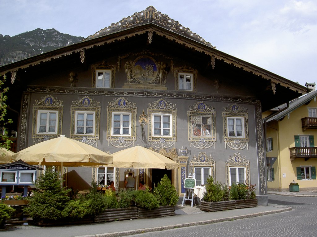 Garmisch, Haus zum Husaren in der Frstenstrae, erbaut 1611, Fass29adenmalerei von 
1801 (29.04.2012)