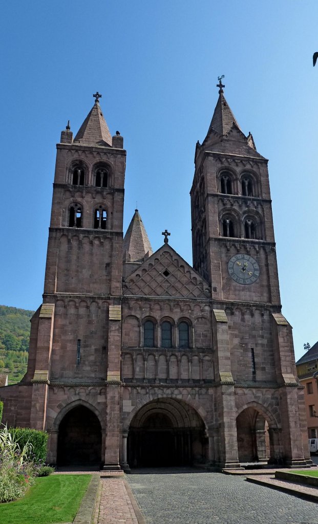 Gebweiler, St.Leodegar, die Doppelturmfassade mit dem Haupteingang, die sptromanische Kirche wurde 1182-1287 erbaut, Sept.2011  