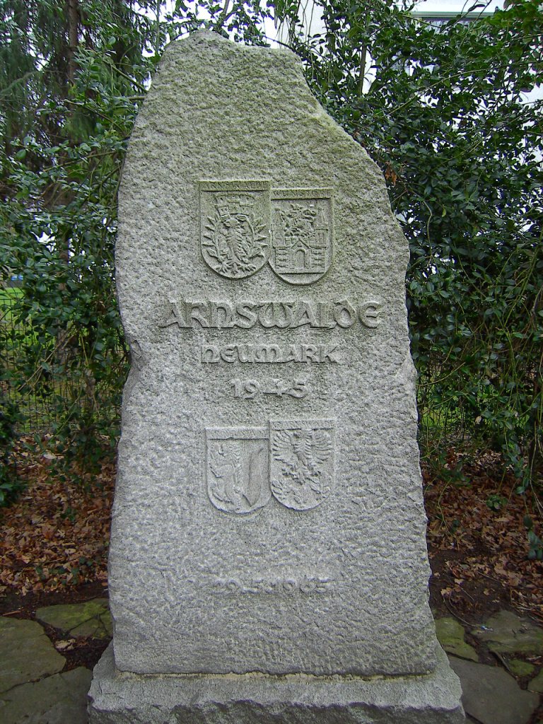 Gedenkstein der 20 Jahre nach der Vertreibung aus Arnswalde in der Neumark (Choszczno) in der Oststadt von Wunstorf 1965 fr die Patenstadt aufgestellt wurde. Foto vom Herbst 2010.
