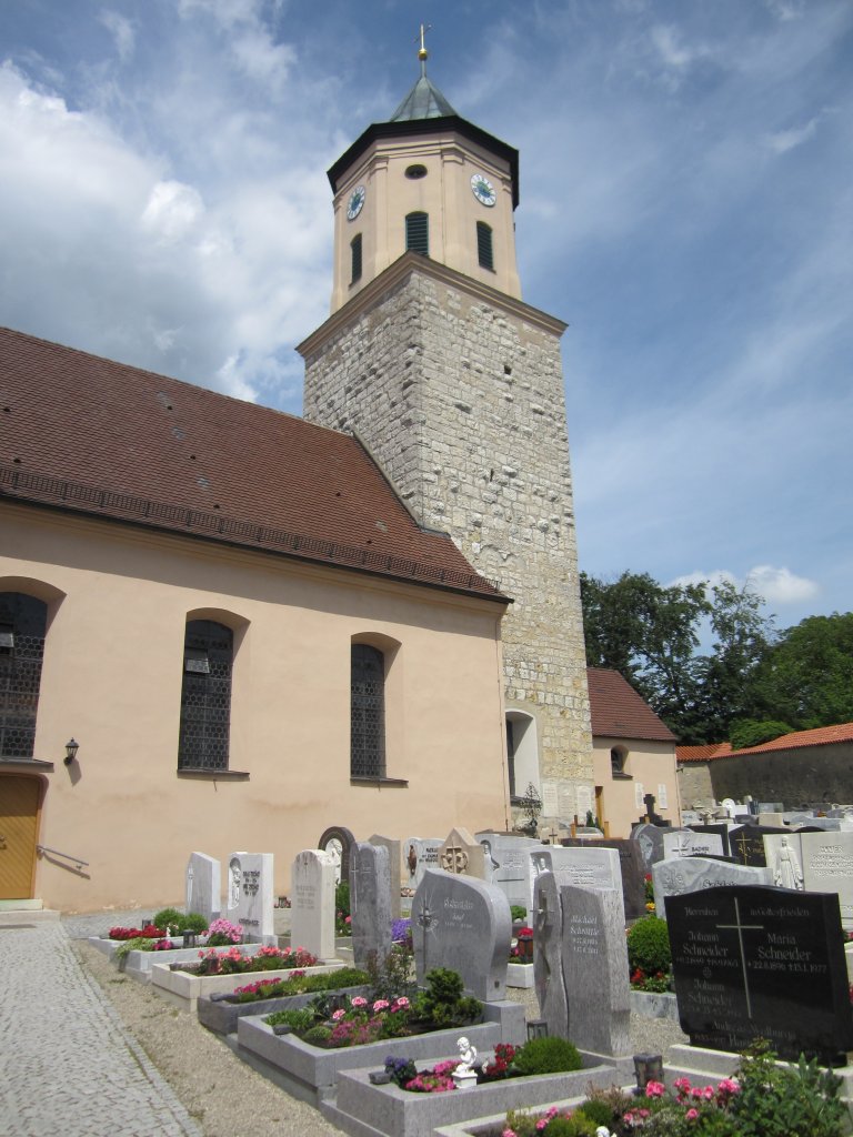 Gosheim, Pfarrkirche Beatae Maria Virginis, erbaut von 1730 bis 1734, Unterbau des 
Kirchturms ist der ehem. Bergfried der Burg Gosheim (15.06.2013)