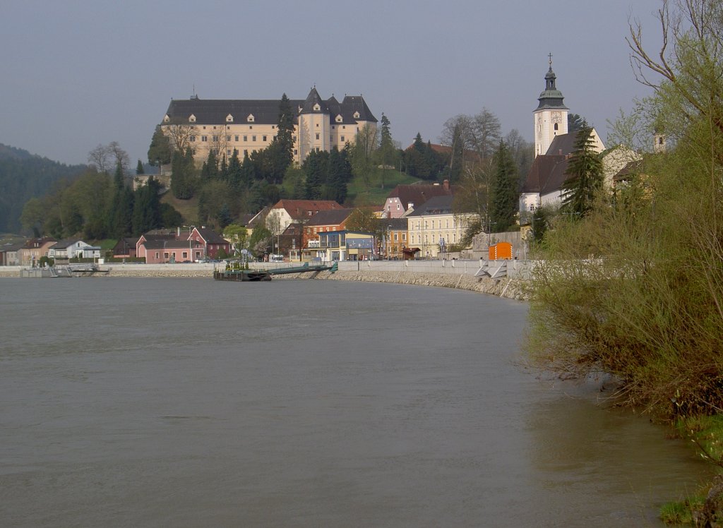 Grein an der Donau, Aussicht auf Schloss Greinburg und die St. gidius Kirche (21.04.2013)