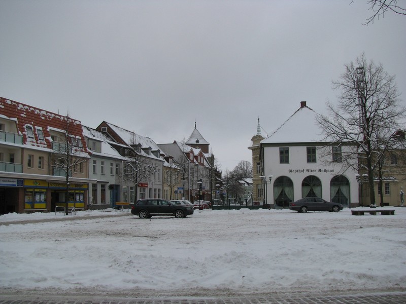 Grevesmhlen, der verschneite Marktplatz mit dem Gasthof Altes Rathaus; ehem. Rathaus der Stadt im Winter 2009/2010