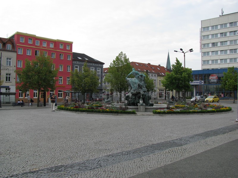 Grunthalplatz, Platz vor dem Hauptbahnhof, Schwerin [15.08.2009]