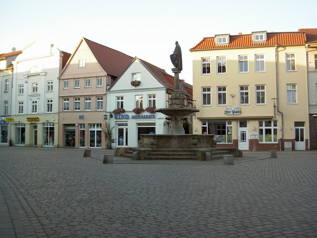 Gstrow, Pferdemarkt mit Borwinbrunnen von 1889 (16.09.2012)