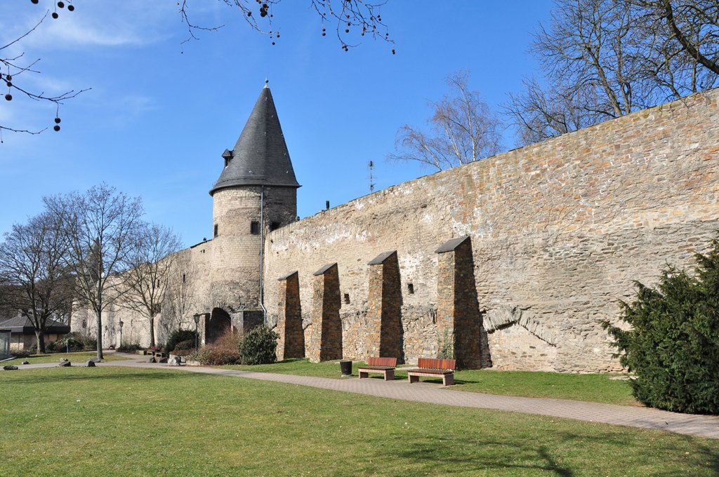 Gut erhaltene und gepflegte Stadtmauer in Andernach am Rhein - 10.03.2010