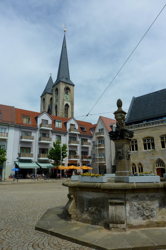 Halberstadt, Blick ber den Holzmarkt mit Brunnen zur Martinikirche, Mai 2012