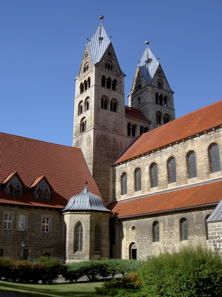 Halberstadt, Liebfrauenkirche, erbaut im 12. Jahrhundert, viertrmige kreuzfrmige 
Basilika (01.10.2012)