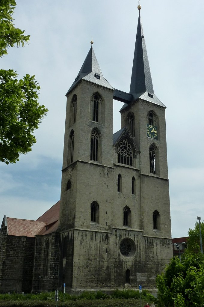 Halberstadt, die Martinikirche von 1250-1350 erbaut, ist eine gotische Hallenkirche und Wahrzeichen der Stadt, die Trme wurden absichtlich so gebaut, damit der Turmwchter eine volle Rundumsicht hatte, Mai 2012