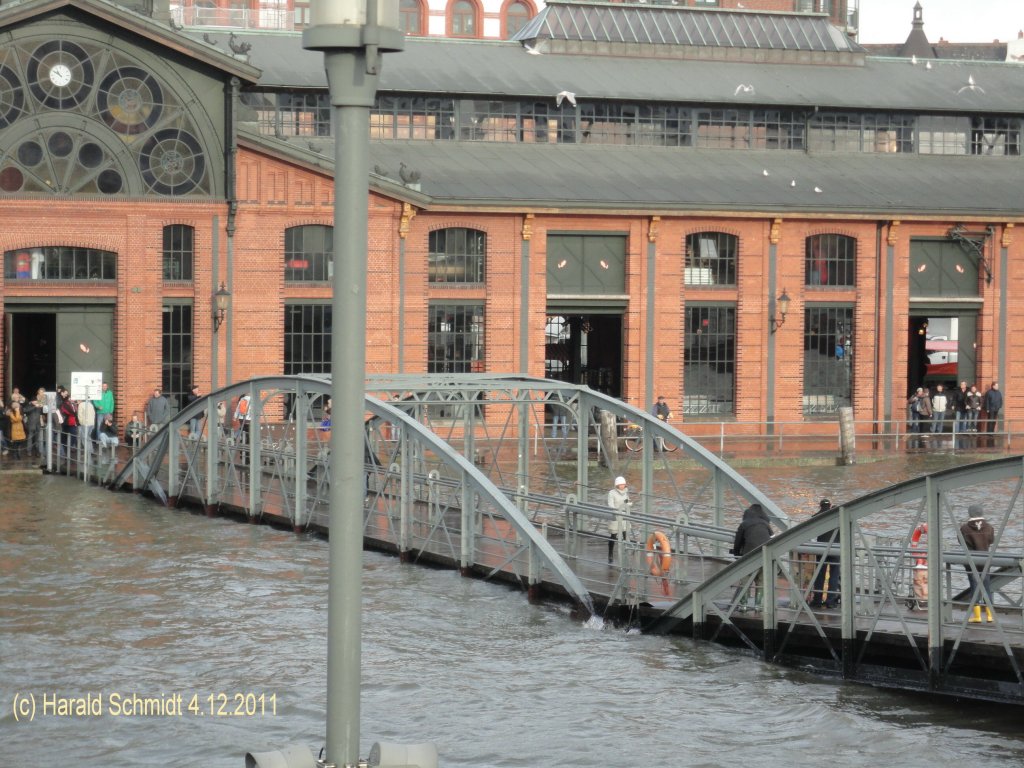 Hamburg am 4.12.2011 bei Hochwasser, St. Pauli-Fischmarkt, Fischauktionshalle mit fast berfluteter Brcke zum Fhranleger