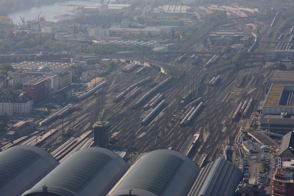 Hauptbahnhof Frankfurt vom Maintower aus gesehen.
Der Grostadt Smoke beeintrchtigt die sonst sehr schne Aussicht
am 12.10.2010.