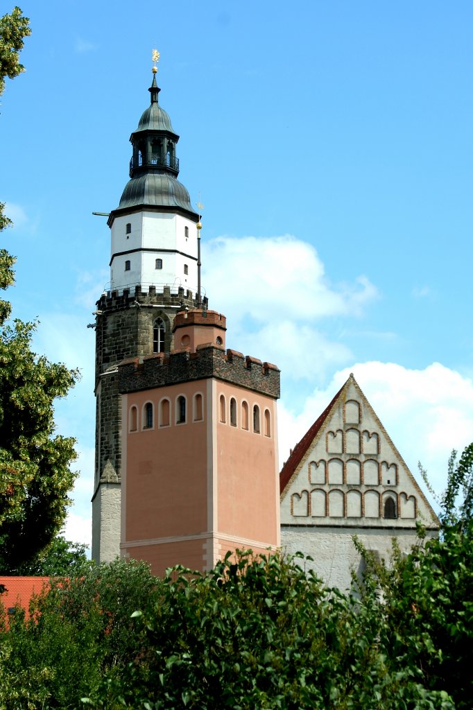 Hauptkirche St. Marien in Kamenz, welche auch aufgrund ihrer Hochlage als alles berragendes Wahrzeichen der Stadt gilt. Im Vordergrund zu sehen ist der Rote Turm, welcher damals Bestandteil der ehemaligen Stadtmauer war.(Aufnahme vom 01.07.2011)