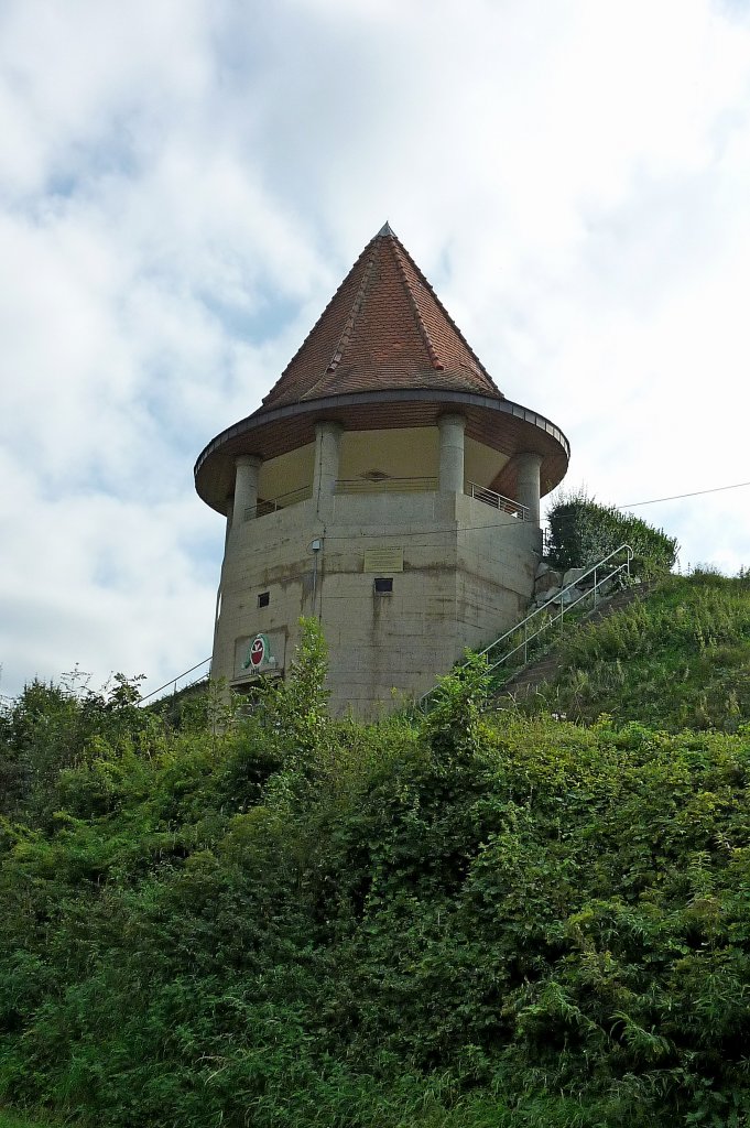 Heitersheim im Markgrflerland, der Wasserturm auf 295m Hhe ist gleichzeitig Aussichtsturm, Sept.2011