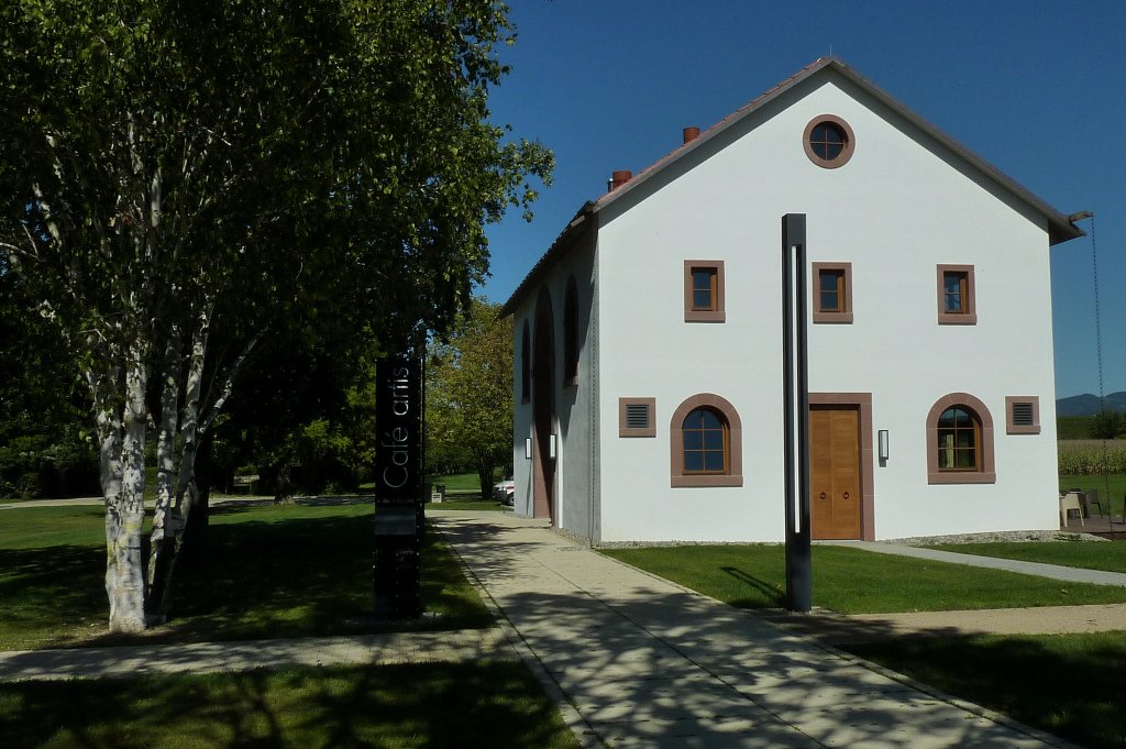 Heitersheim, die  Villa artis  am Rmermuseum ist die Rekonstruktion eines rmischen Speichers, beherbergt ein Kunsttherapiezentrum und Cafe, Sept.2011 