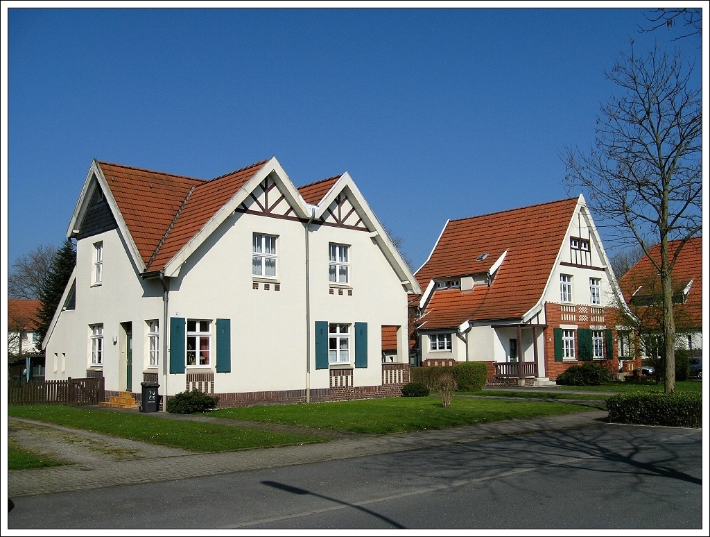 Herne-Brnig - Siedlung Teutoburgia (Frhjahr 2009). Zahlreiche Variationen in der Auengestaltung geben jedem Haus ein individuelles Aussehen.