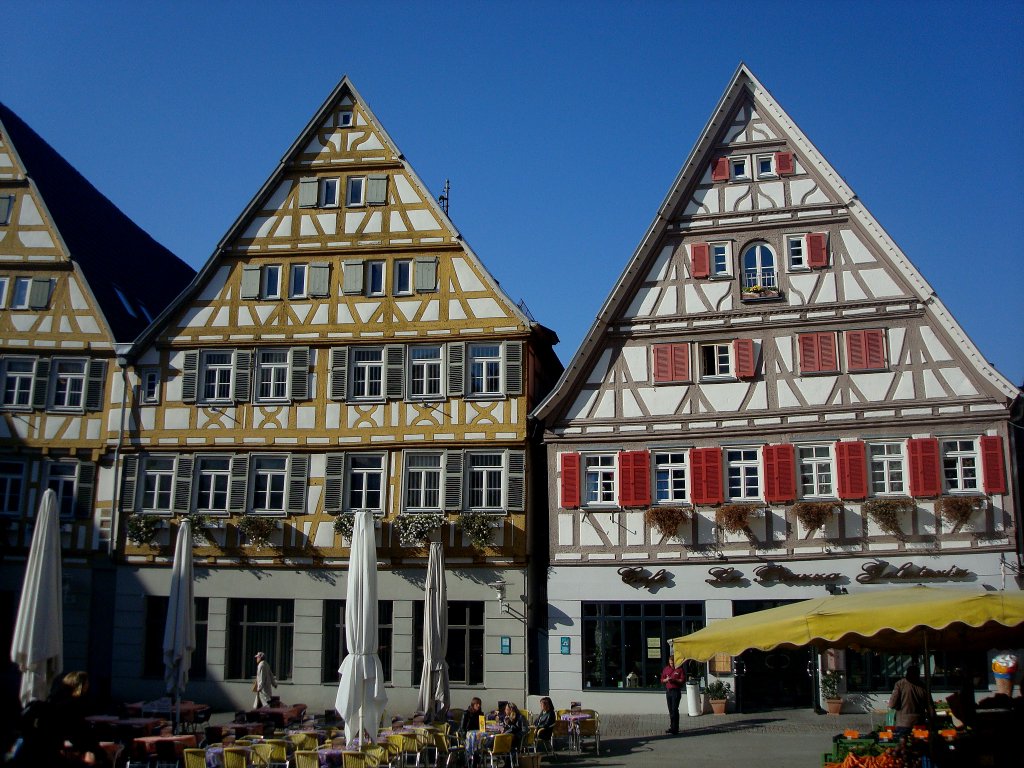 Herrenberg, Fachwerk am historischen Marktplatz der Pfalzgrafen-und Oberamtstadt, gegrndet im 13.Jahrhundert, Okt.2010