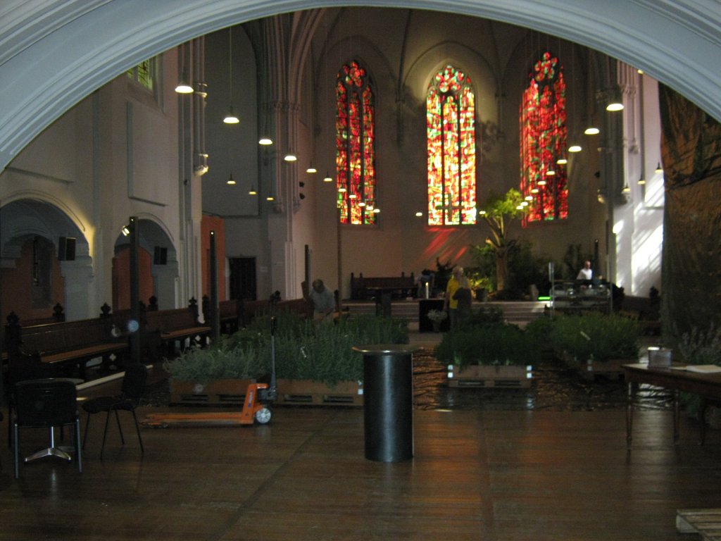 Hier ist die Johanniskirche von Innen zu sehen. Hier wird gerade eine Ausstellung von Pflanzen vorbereitet.
