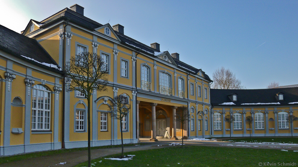 Hier sind die drei inneren Pavillons - im Obergeschoss des mittleren befindet sich ein Festsaal - vom Kchengarten aus zu sehen. (02.03.2013)