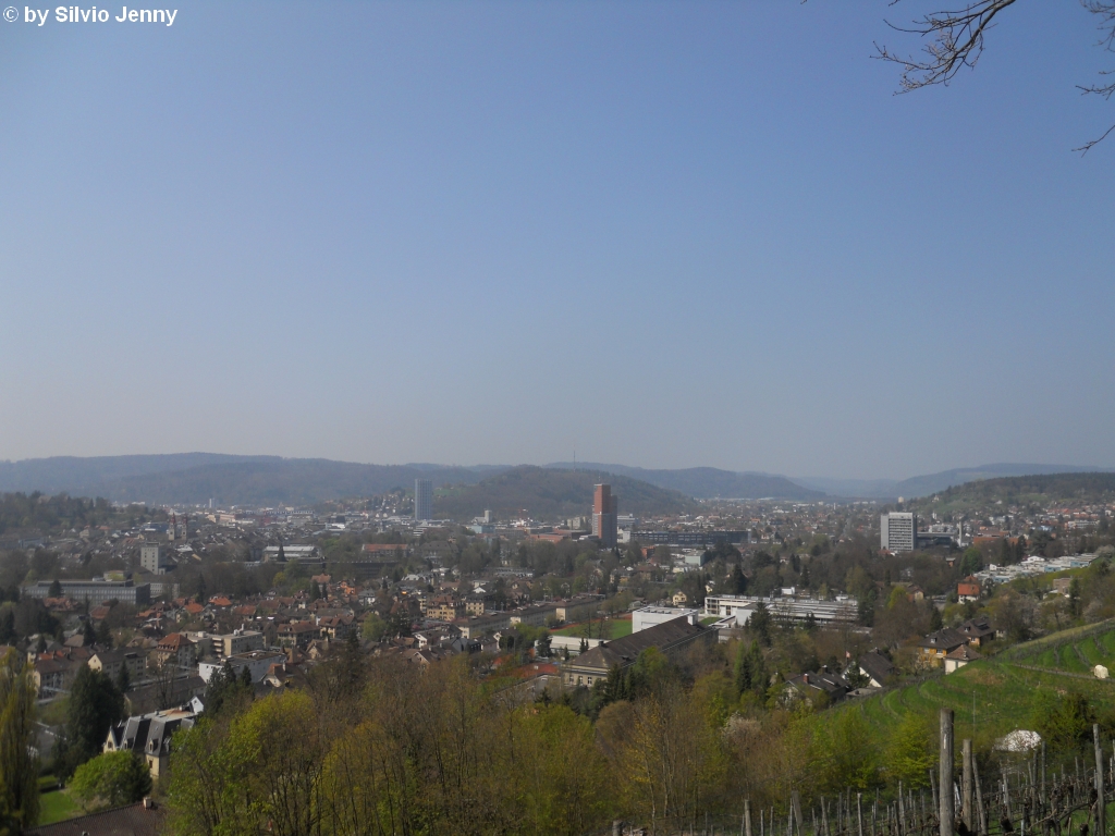 Hier die Stadt Winterthur vom Aussichtspunkt ''Bumli'', zu sehen im Vordergrund die Altstadt, links Tss, rechts Wlflingen. Die 3 herausragenden Hochhuser sind links (grau) der WinTower, ex. Sulzer Hochhaus, Mitte (rot) AXA-Tower und rechts (grau) das Bettenhaus des Kantonsspitals Winterthur.