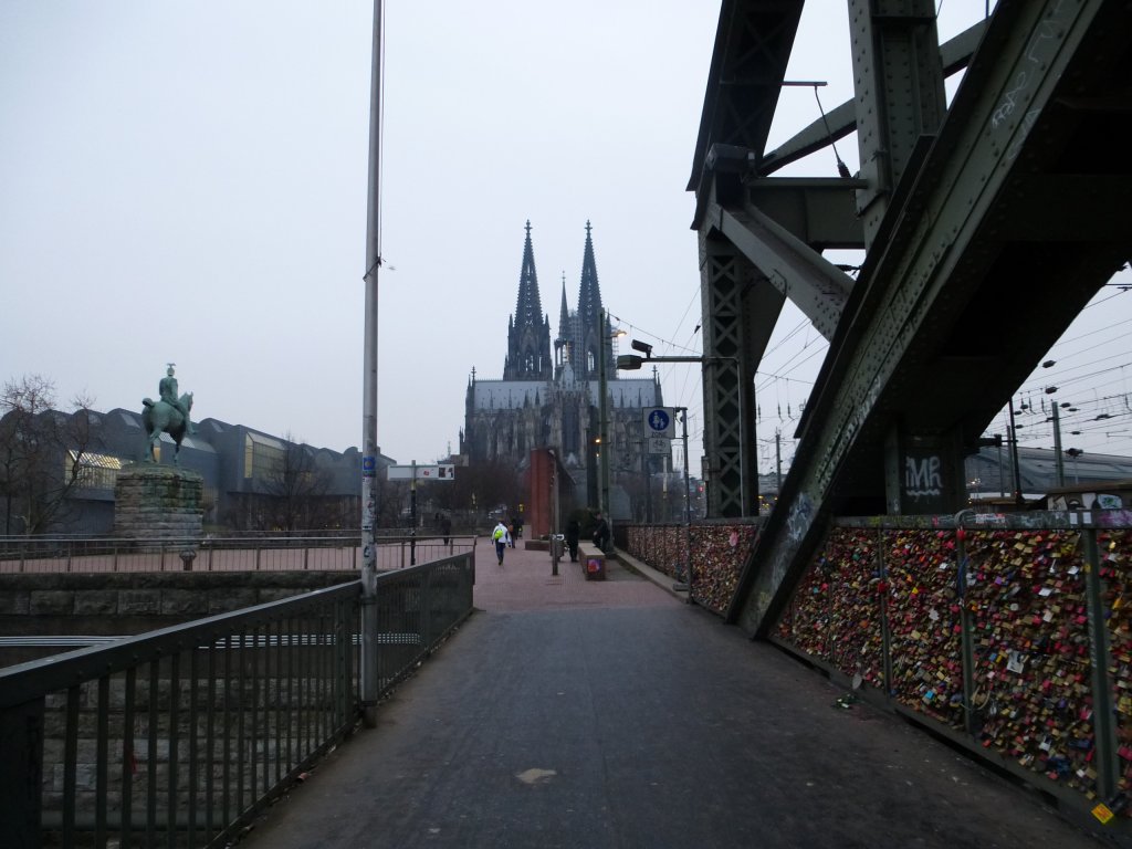 Hier zu sehen ist die Hohenzollernbrcke mit dem Klner Dom im Hintergrund sowie dem Rmisch-Germanischem Museum. 17.02.13.