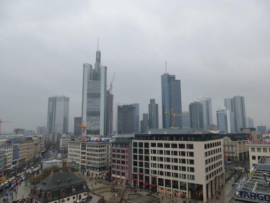 Hier zu sehen ist die Skyline von Frankfurt. Das Bild wurde von der Terrasse des Restaurants DINEA im Frankfurter Kaufhof am 26.02.13 geschossen.