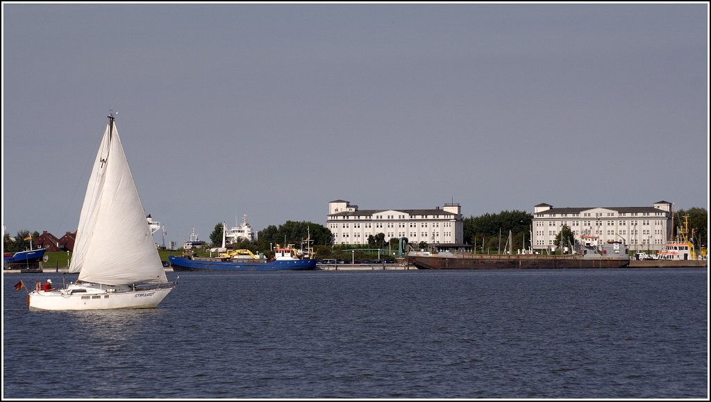 Hinter dem Nassauhafen in Wilhelmshaven erheben sich diese gro�en Geb�ude