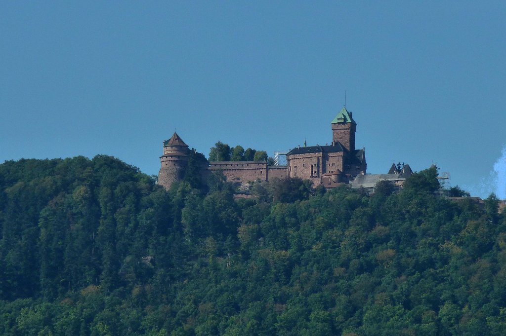 Hohknigsburg, als staufische Reichsburg im 12.Jahrhundert erbaut, 1901-08 rekonstruiert und umgebaut fr den deutschen Kaiser Wilhelm II., mit ber einer halben Millionen Besuchern jhrlich die meistbesuchteste Burg in der ganzen Region, Sept.2011 