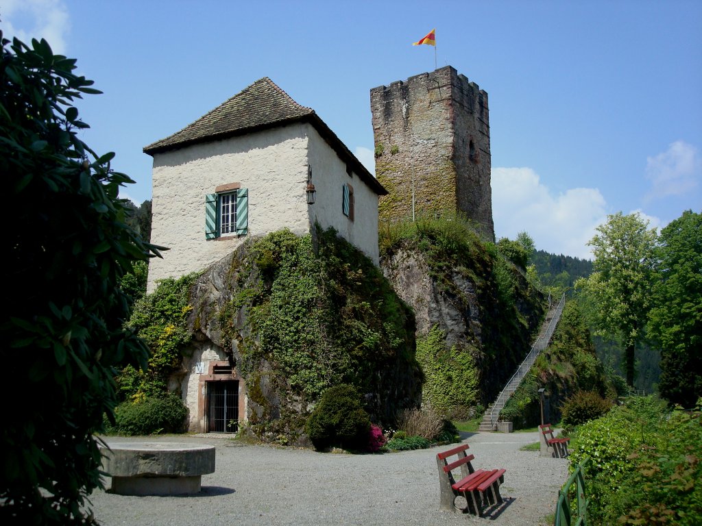 Hornberg im Schwarzwald,
der Pulverturm von 1678 und der Bergfried,
als verbliebener Teil der Burganlage,
hier lebte 1275-1312 der Minnesnger Bruno von Hornberg,
Mai 2010