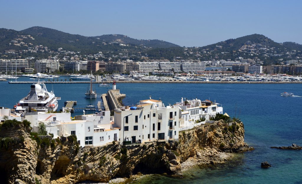 Ibiza: Blick von der Festungsmauer auf Dalt Vila und den Hafen. Gegenber das Neubaugebiet Talamanca am 09.05.2013.