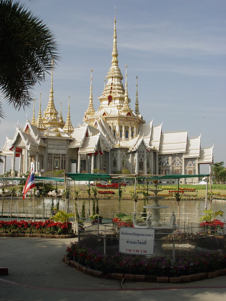 Im Isan, dem Nordosten Thailands, steht unmittelbar neben dem  Friendship-Highway Nr. 2  zwischen den Stdten Nakhon Ratchasima (Korat) und Pak Chong diese neu errrichtete, jedoch noch nicht fertig gestellte, buddhistische Tempelanlage. Das Foto entstand am 19.01.2010