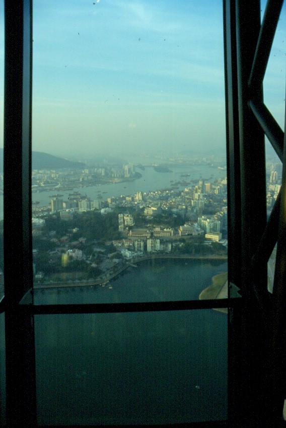 Im Jahr 2003 besuchte ich Macau. Im Dezember 2001 wurde der Macau Tower erffnet. Mit einem Aufzug kann der Besucher zur Aussichtsplatform in 223 Metern Hhe fahren. Schon whrend der Fahrt geniet man den Blick aus dem Aufzug auf die Stadt.