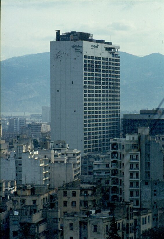 Im Januar 1983 gab es im Brgerkrieg im Libanon eine kurze Friedensphase. Zu diesem Zeitpunkt war ich in Beirut. Hier das zerschossene und ausgebrannte ehemalige Hotel  Holiday Inn 