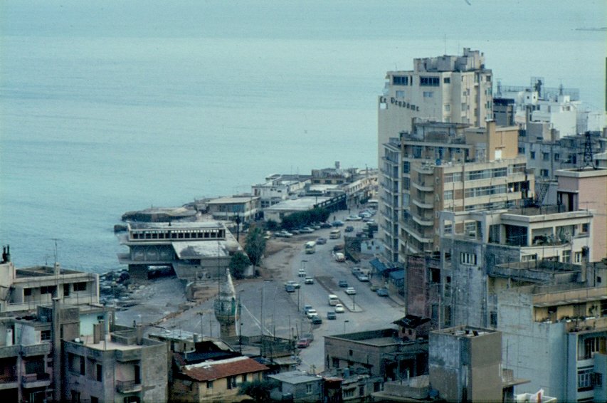 Im Januar 1983 gab es im Brgerkrieg im Libanon eine kurze Friedensphase. Zu diesem Zeitpunkt war ich in Beirut. Hier ein Blick auf einen Teil der Stadt und die Uferstrasse
