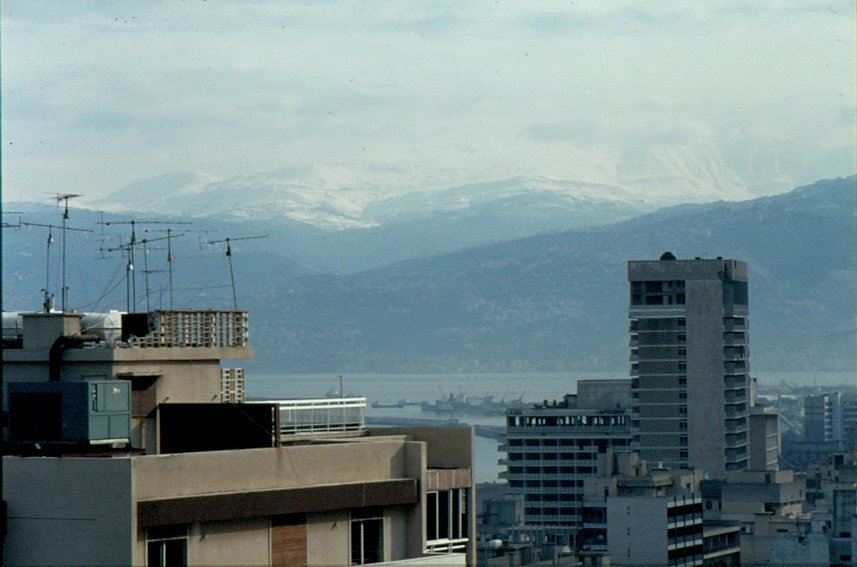 Im Januar 1983 gab es im Brgerkrieg im Libanon eine kurze Friedensphase. Zu diesem Zeitpunkt war ich in Beirut. Hier ein Blick ber die Stadt, Hafen und das Libanon-Gebirge