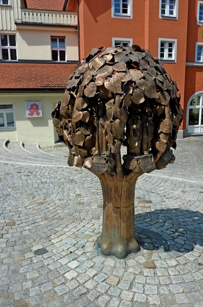 Immenstadt, der Heiligenbaum vor der Stadtpfarrkirche St.Nikolaus wurde 2007 aufgestellt, Aug.2012