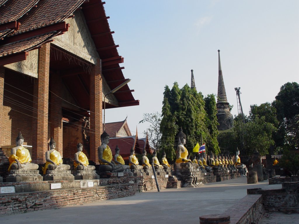 In Ayutthaya, der ehemaligen Knigsstadt des siamesischen Reiches, gibt es eine Menge antiker Tempelanlagen. Die Anlage Yai Chai Mongkol aus dem 14. Jahrhundert liegt etwas auerhalb des historischen Stadtkerns. Der 80 m hohe Chedi ist umringt von zahlreichen Buddhastatuen 