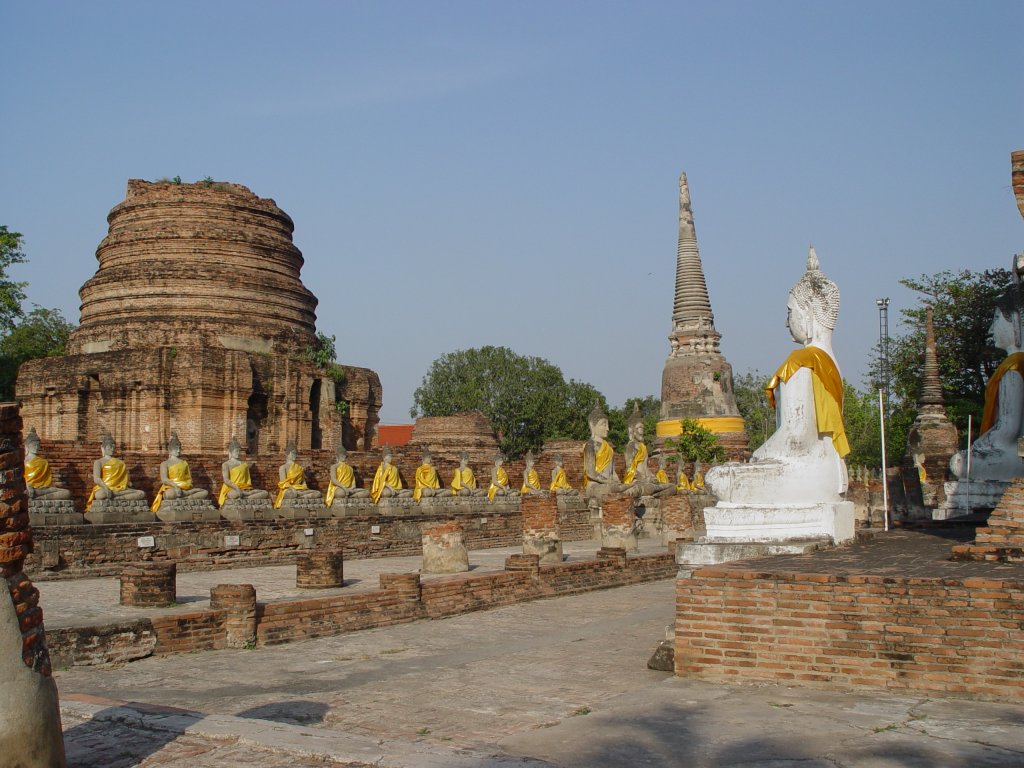 In Ayutthaya, der ehemaligen Knigsstadt des siamesischen Reiches gibt es noch eine Menge antiker Tempelanlagen. Eine davon, die etwas auerhalb gelegene, ist die Anlage Yai Chai Mongkol aus dem 14. Jahrhundert. Der Chedi der Tempelanlage ist eingefat von zahlreichen Buddha-Statuen.